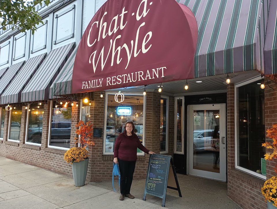 Comfort food spot with unfussy table settings.